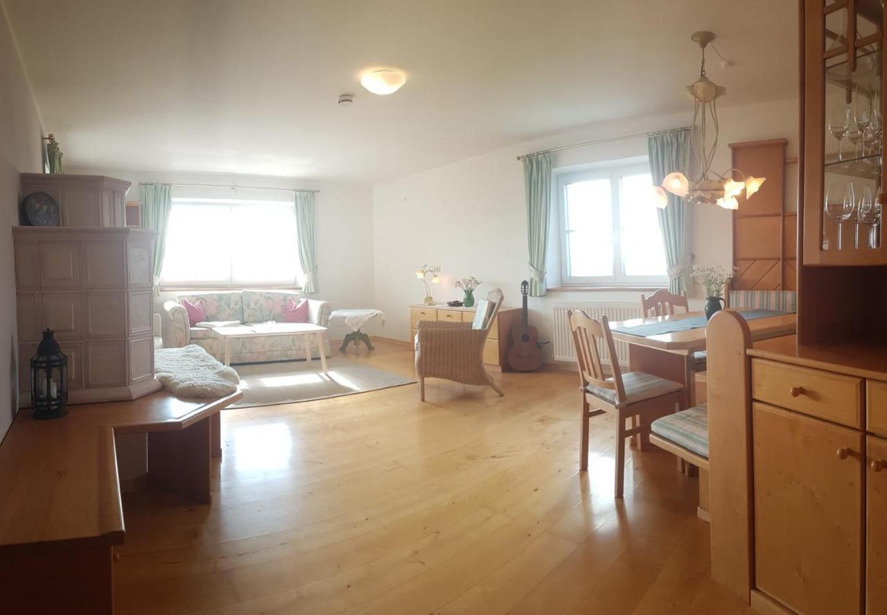 Wunderschoene Ferienwohnung Mit Seeblick Zell am Moos Exterior foto