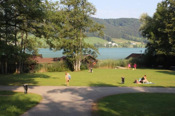 Wunderschoene Ferienwohnung Mit Seeblick Zell am Moos Exterior foto